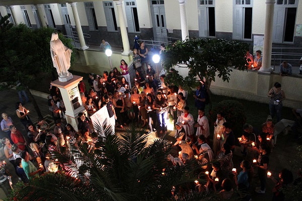 Colégio das Neves promove Caminhada Luminosa e Missa Solene em homenagem às mãe