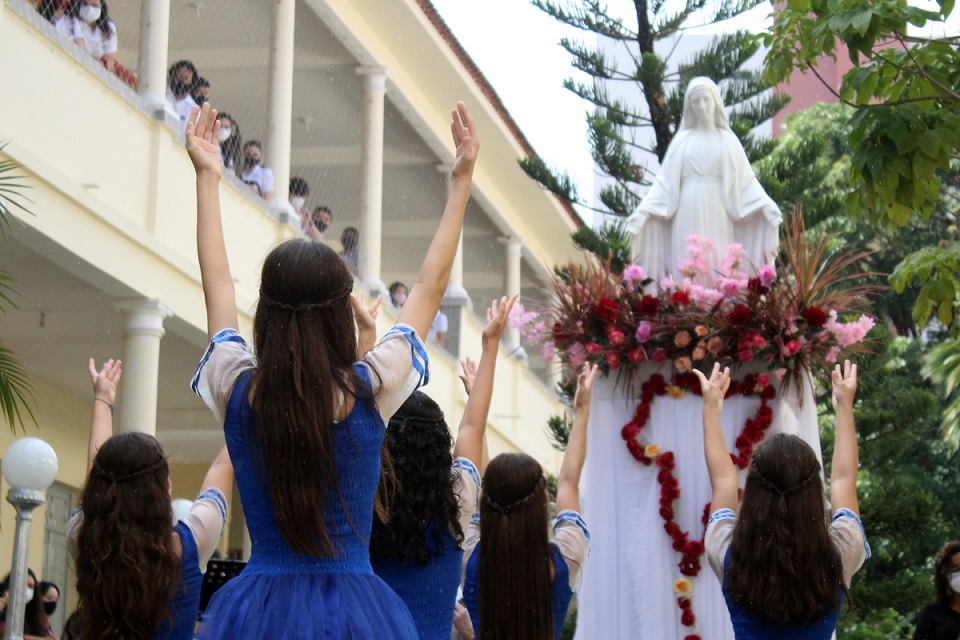 Colégio das Neves realiza tradicional Coroação de Nossa Senhora