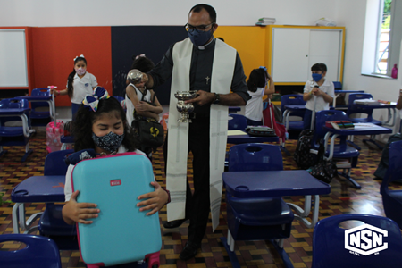 Estudantes Neves recebem bênção das mochilas