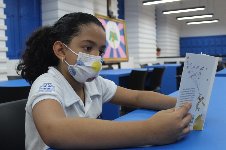 Colégio das Neves reinaugura biblioteca com projeto inovador