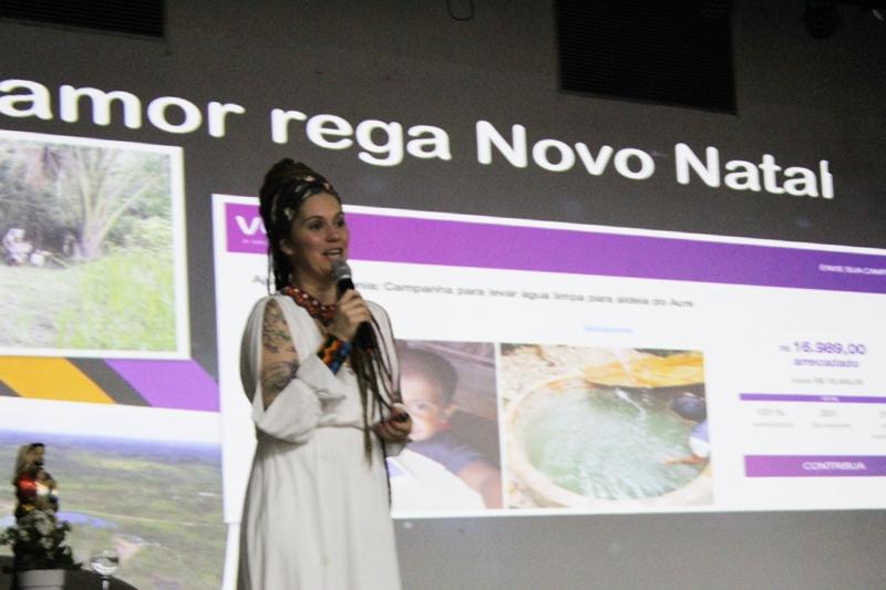 RENATA QUINTELLA DIVIDE HISTÓRIAS E PARTILHA SOLIDARIEDADE EM PALESTRA