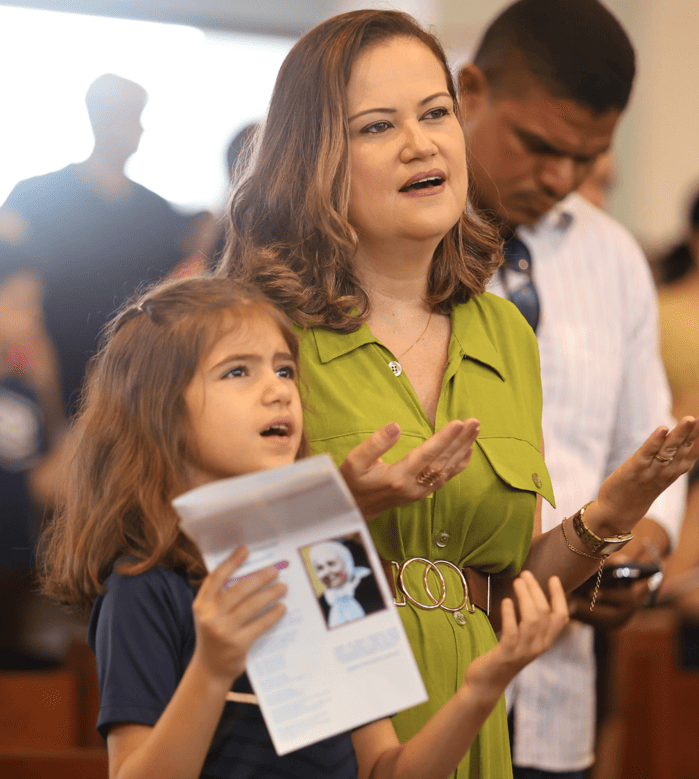 Fé, cantata e gratidão marcam homenagem às mães do Colégio das Neves na Catedral Metropolitana