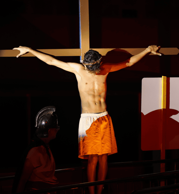 Estudantes emocionam com encenação da Via Sacra no Colégio das Neves