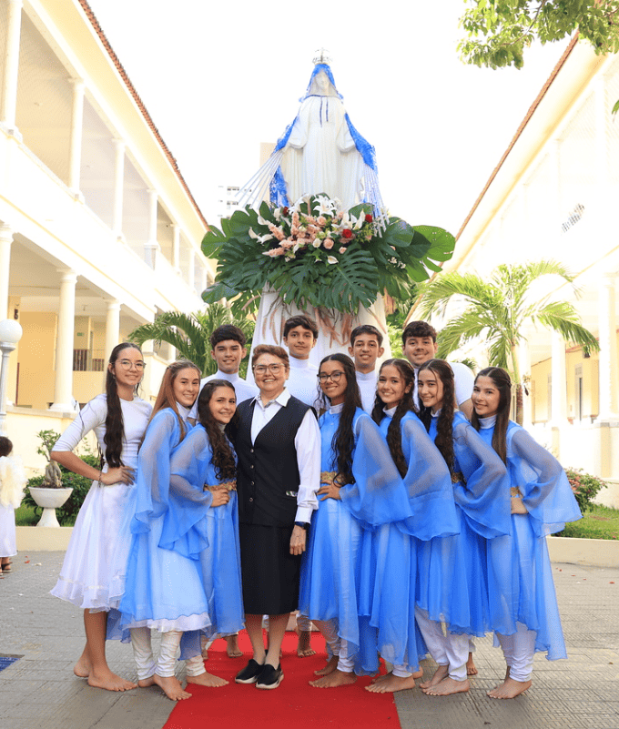 Fé e devoção marcam a Coroação de Nossa Senhora no Colégio das Neves