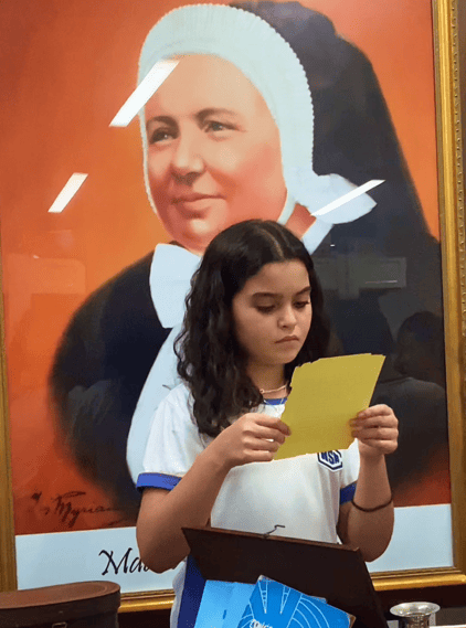 Exposição “Palavras de Amor” emociona comunidade escolar com legado de Madre Francisca Lechner