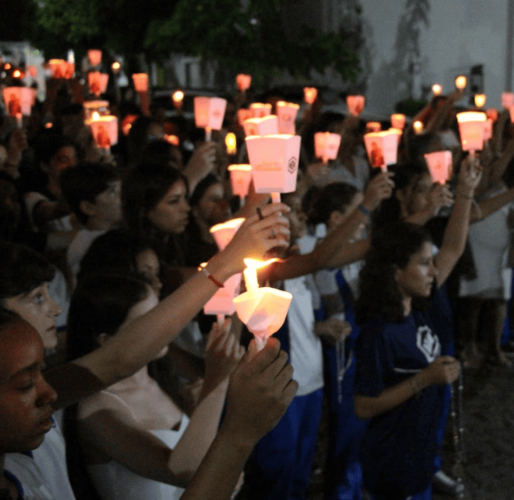 Caminhada Luminosa com Maria reúne comunidade do Colégio das Neves em noite de fé e devoção