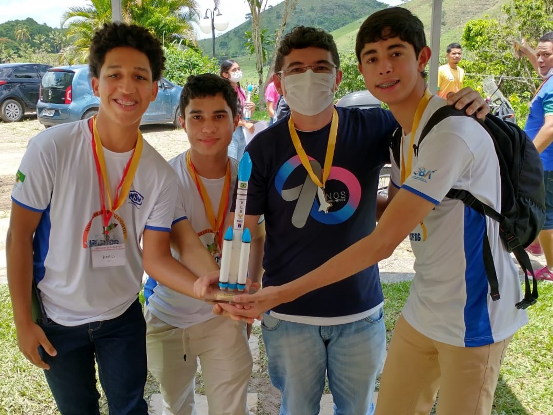 Estudantes Neves conquistam ouro em competição nacional e são selecionados para competir internacionalmente
