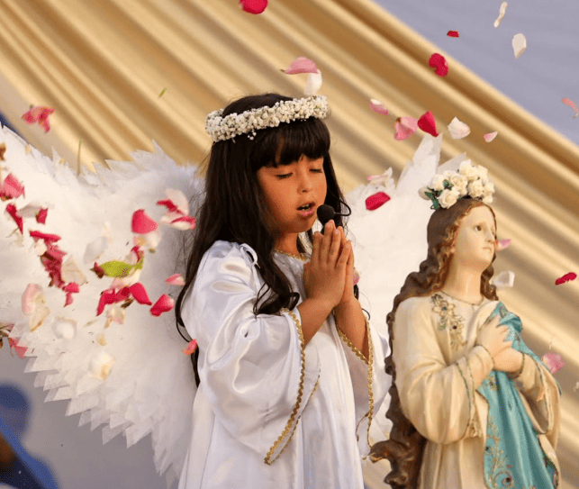 Coroação de Nossa Senhora emociona famílias da Educação Infantil do Colégio das Neves